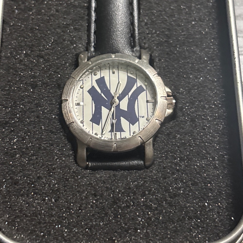 New York Yankees Women's Wristwatch‎ Black Leather Band Silver Tone Case